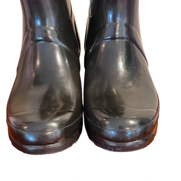 Hunter- Women's Original Tall Gloss
Rain Boots. Black Size: 6 - Picture 5 of 11